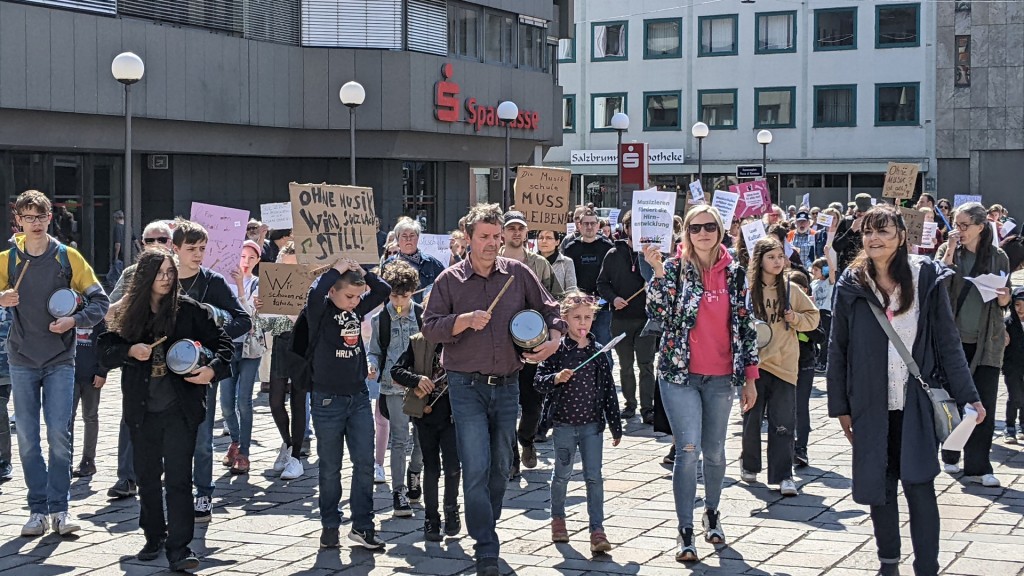 Demonstration zum Erhalt der Sulzbacher Musikschule am 13.05.2023
