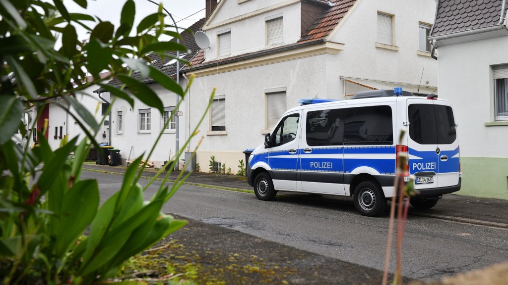 Ein Polizeiauto vor dem Tatort