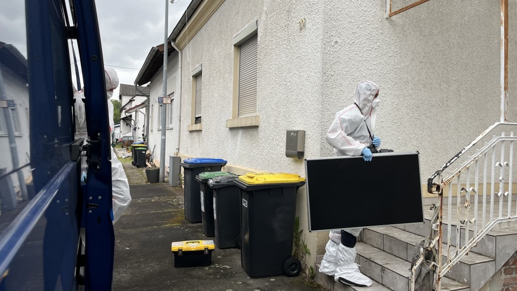 Foto: Ein Mitarbeiter der Spurensicherung betritt das Haus, in dem ein Jugendlicher erschossen wurde.