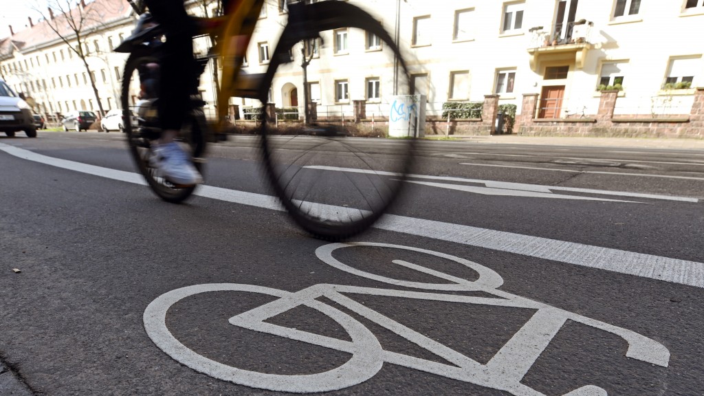 Eine Frau fährt mit einem Fahrrad auf einer Fahrradstraße