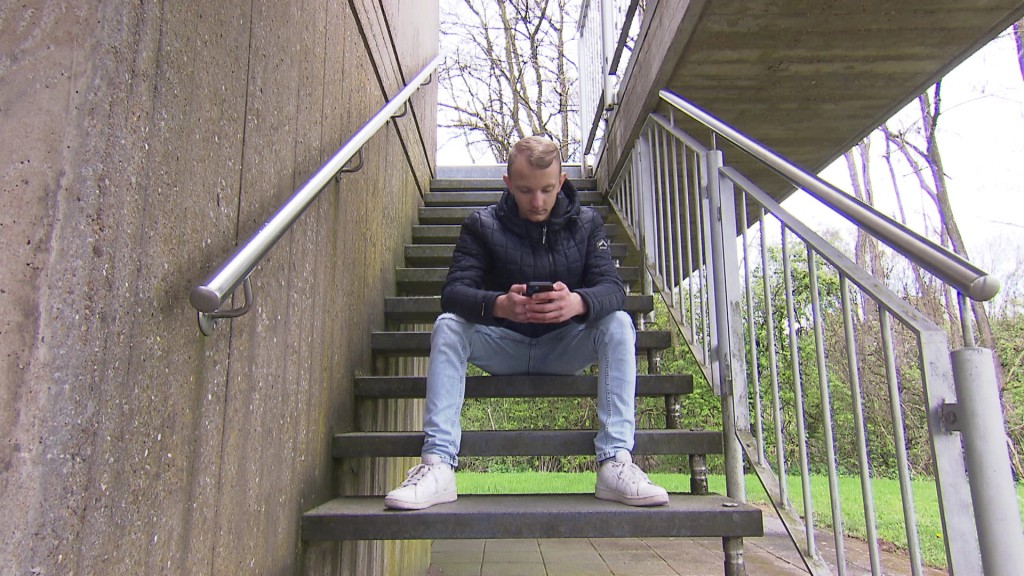 Foto: Jugendlicher mit seinem Handy