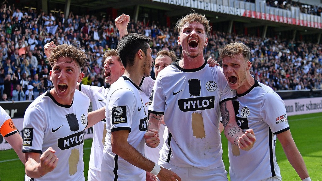 Spieler der SV Elversberg jubeln nach dem 1:0 gegen Wiesbaden