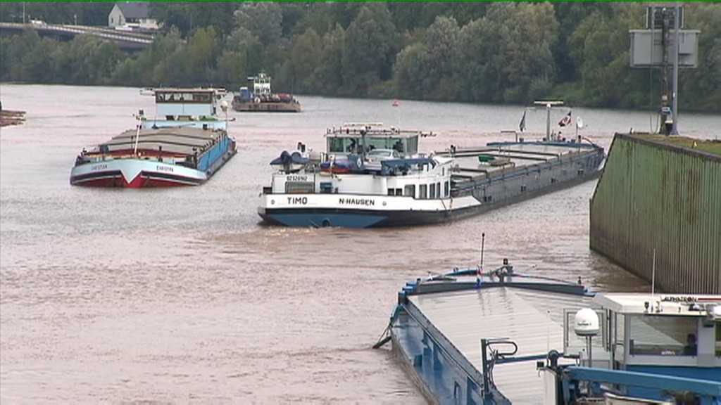 Foto: Schiffsverkehr im Dillinger Hafen