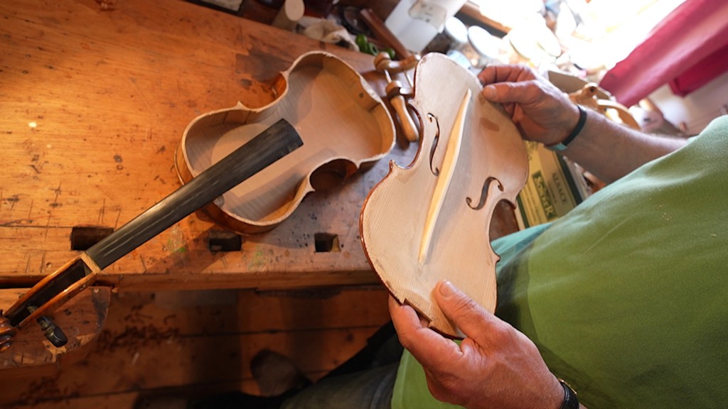 Foto: Ekkehart Fritzsch präsentiert eine seiner handgebauten Geigen.
