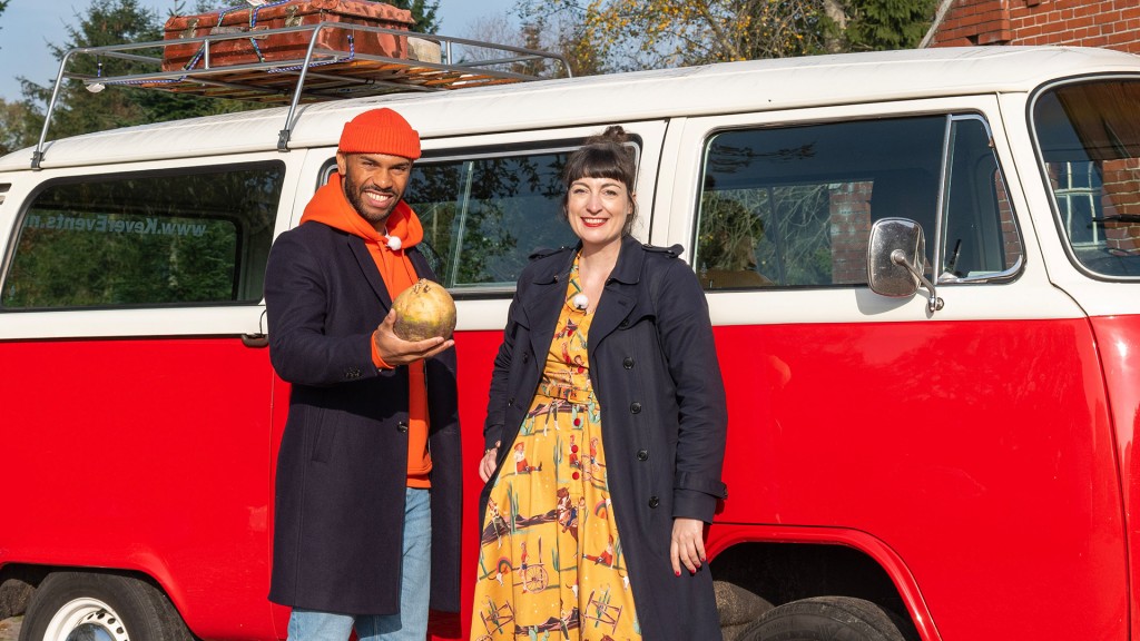 Foto: Moses und Anne vor ihrem VW Bus.