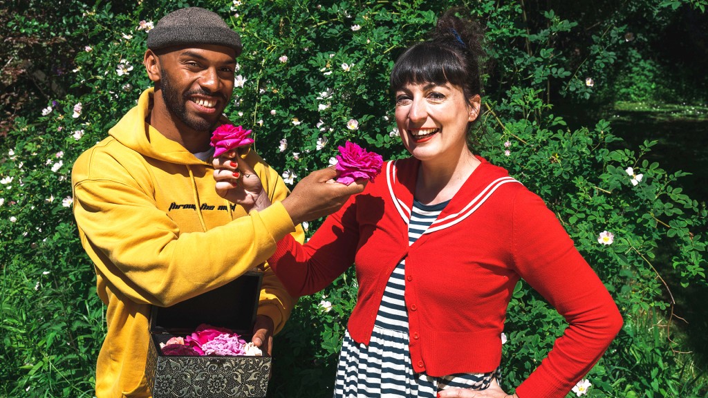 Foto: Moses und Anne mit Rosenblüten