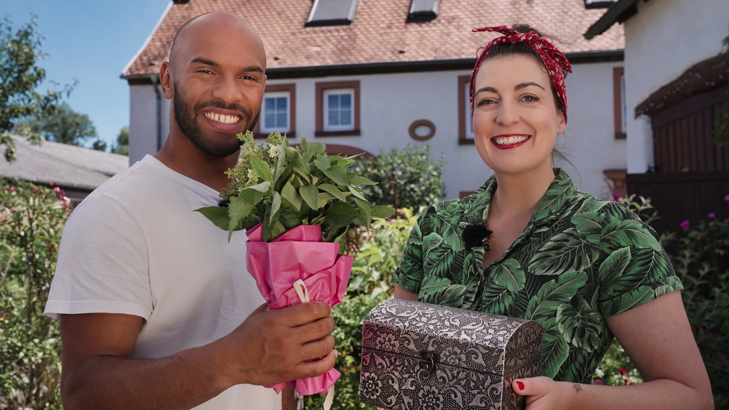 Foto: Anne und Moses mit ihrer Schatzkiste