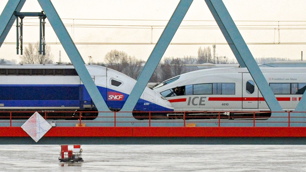 Foto: TGV und ICE fahren aneinander vorbei