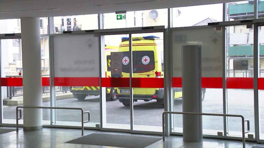 Rettungswagen vor einem Krankenhauseingang