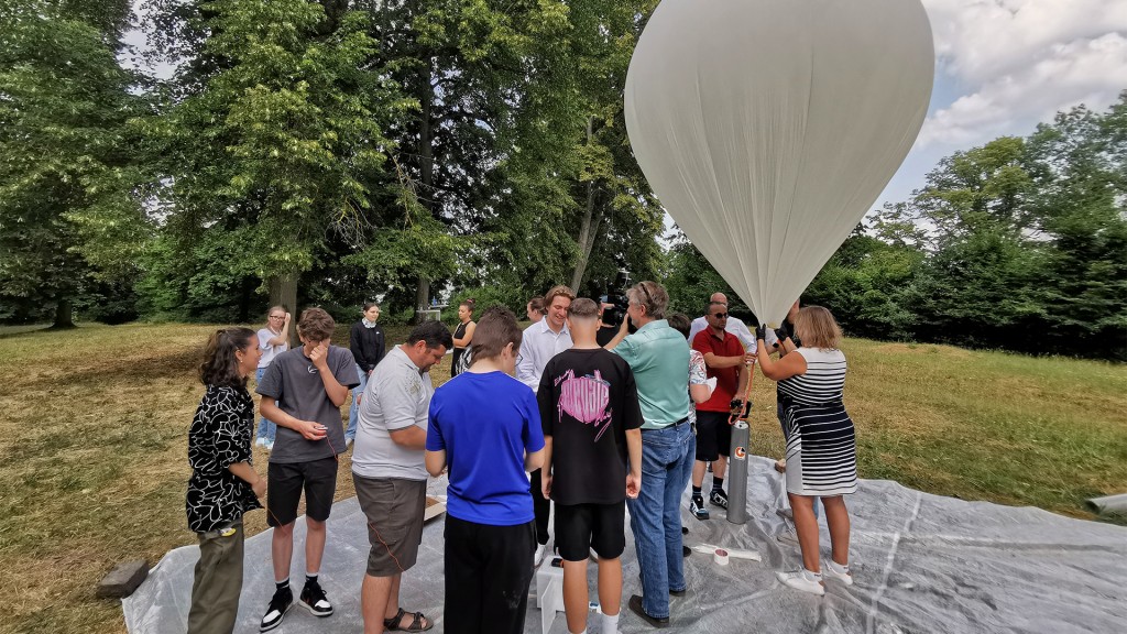 Schüler des Statosphärenballon-Projektes beim Start des Ballons