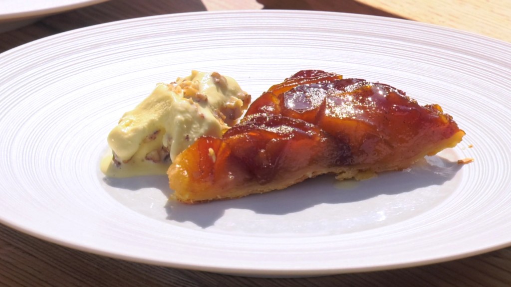 Foto: Tarte Tatin mit Walnusseis auf einem eleganten Teller