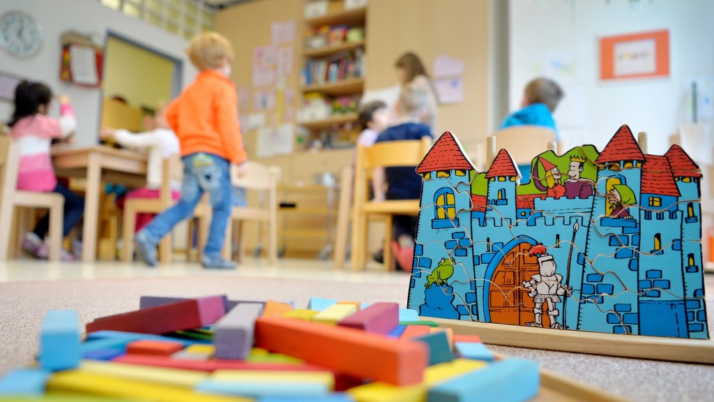 Kinder spielen in einer Kita. 