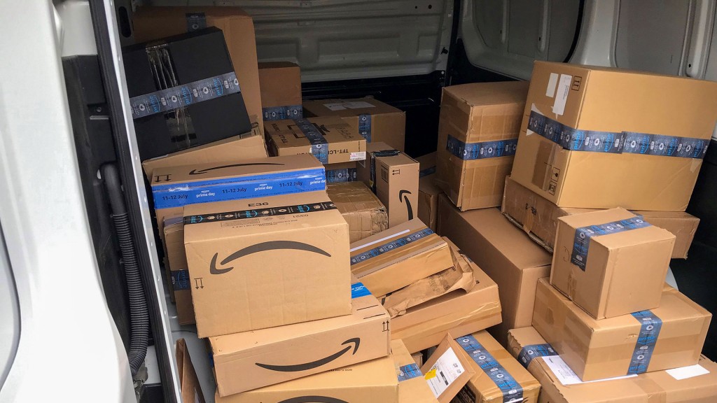 Lieferwagen mit Amazon-Paketen