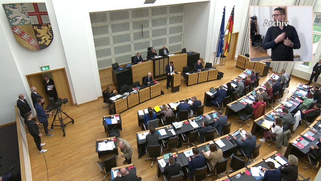 Foto: Abgeordnete sitzen im einem Landtags-Saal