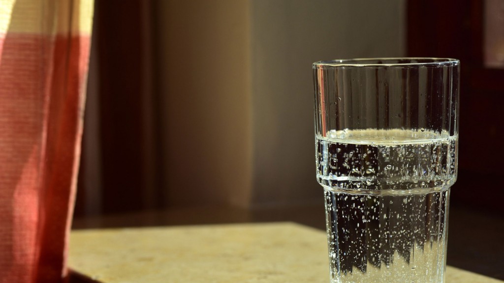 Glas mit Mineralwasser