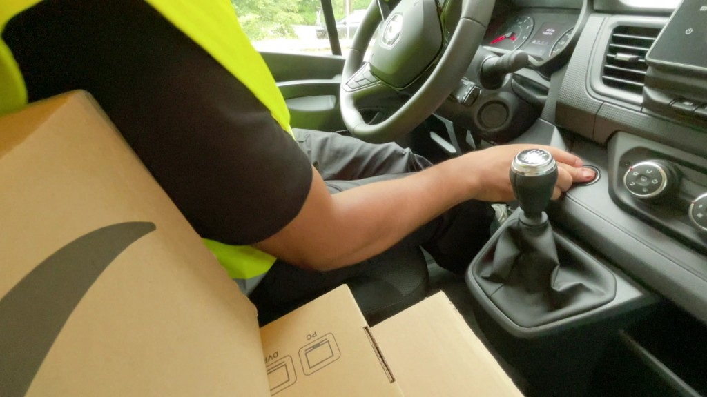 Foto: Ein Paketzusteller in seinem Auto