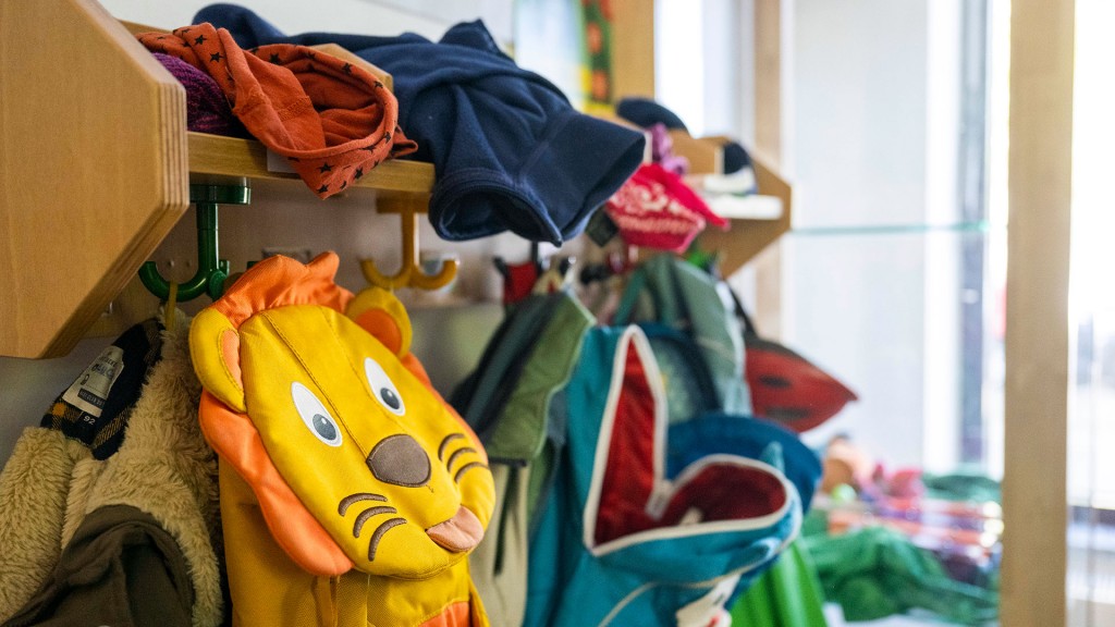 Kinderrucksäcke hängen in einer Garderobe einer Kita