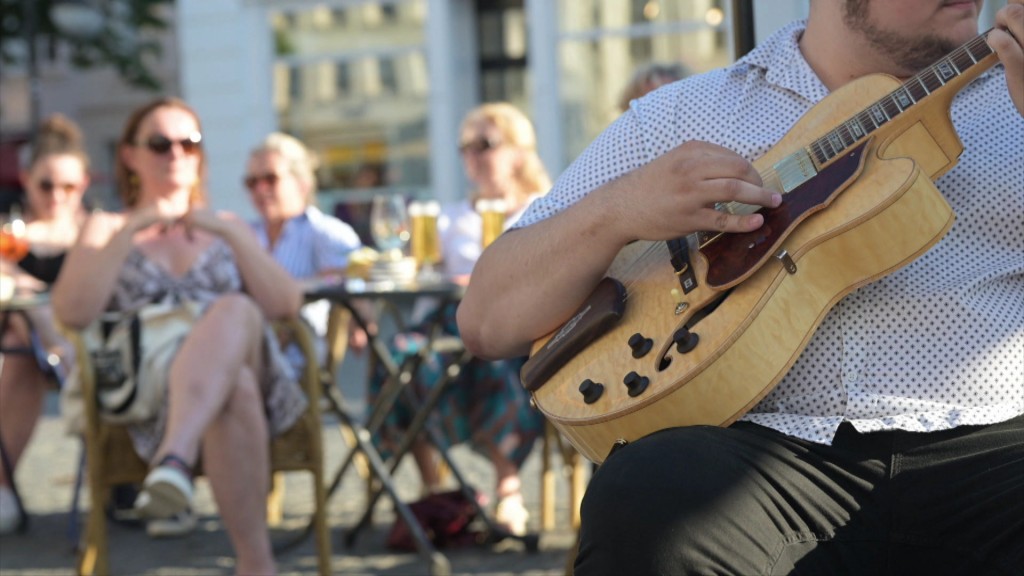 Ein Mann spielt Gitarre