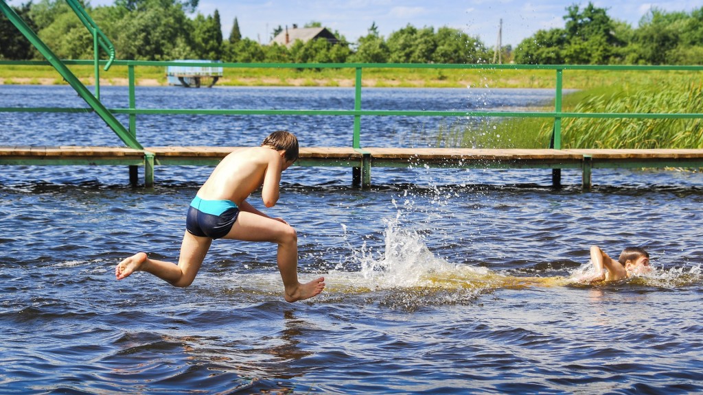 Kinder beim Schwimmen im See