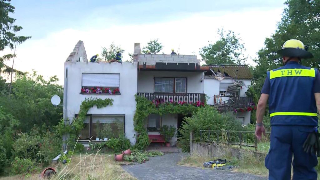 THW-Einsatzkraft vor Ort in Asweiler nach einem Unwetter