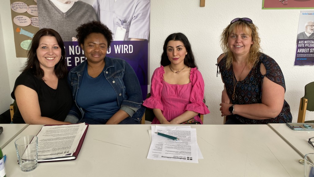 Faustina aus Ghana (2.von links) und Nour aus Syrien (3.von links) mit ihren Ausbilderinnen. 