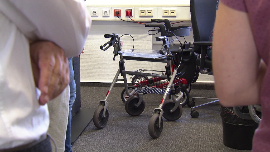 Eine Gehilfe steht in einem Büro