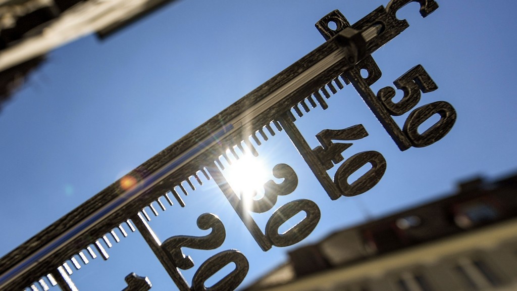 Foto: Ein Thermometer zeigt in der Innenstadt knapp 35 Grad