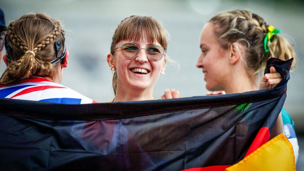 Foto: Nicole Nicoleitzik im Freudentaumel zusammen mit Läuferinnen und Medallienträgerinnen aus Neuseeland und Australien