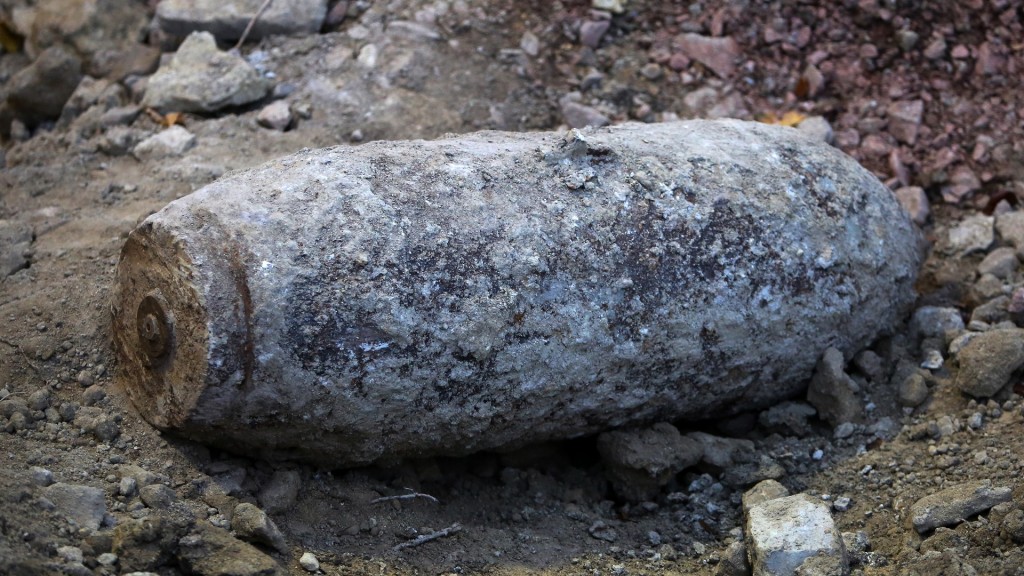 Symbolbild: Ein 500-Kilo-Bombe liegt in einer Baustelle.