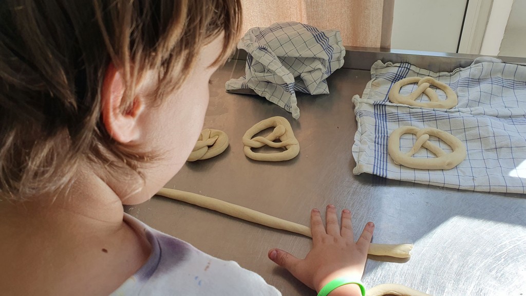 Kind beim Brezel formen an der Montessori Grundschule St. Ingbert-Oberwürzbach