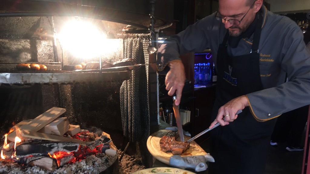 Hans-Werner Veek serviert Spießbraten frisch vom Feuer