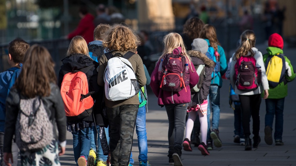 Foto: Eine Schulklasse erkundet während eines Ausfluges eine Innenstadt