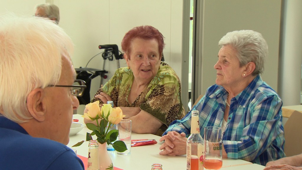 Foto: Menschen in einem Mehrgenerationenhaus