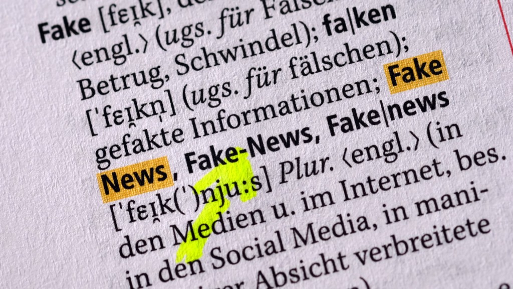 Der Begriff „Fake-News“ (Falschnachrichten) ist in einem Wörterbuch markiert und erklärt
