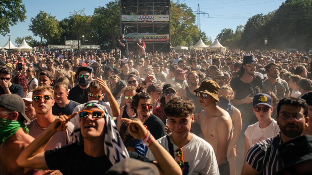 Foto: Fans feiern vor der Bühne beim Rocco del Schlacko