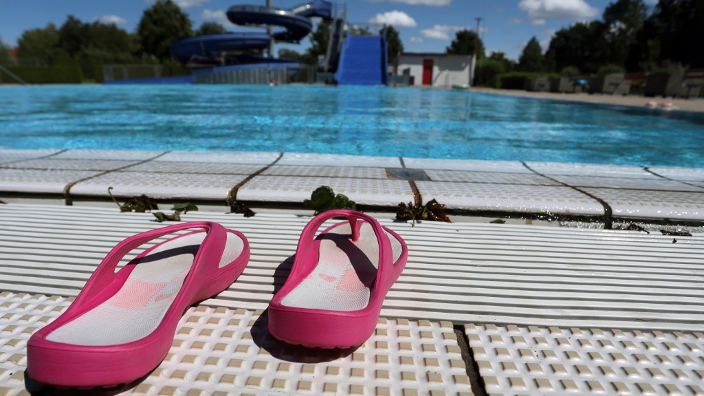 Foto: Flip Flops stehen am Beckenrand