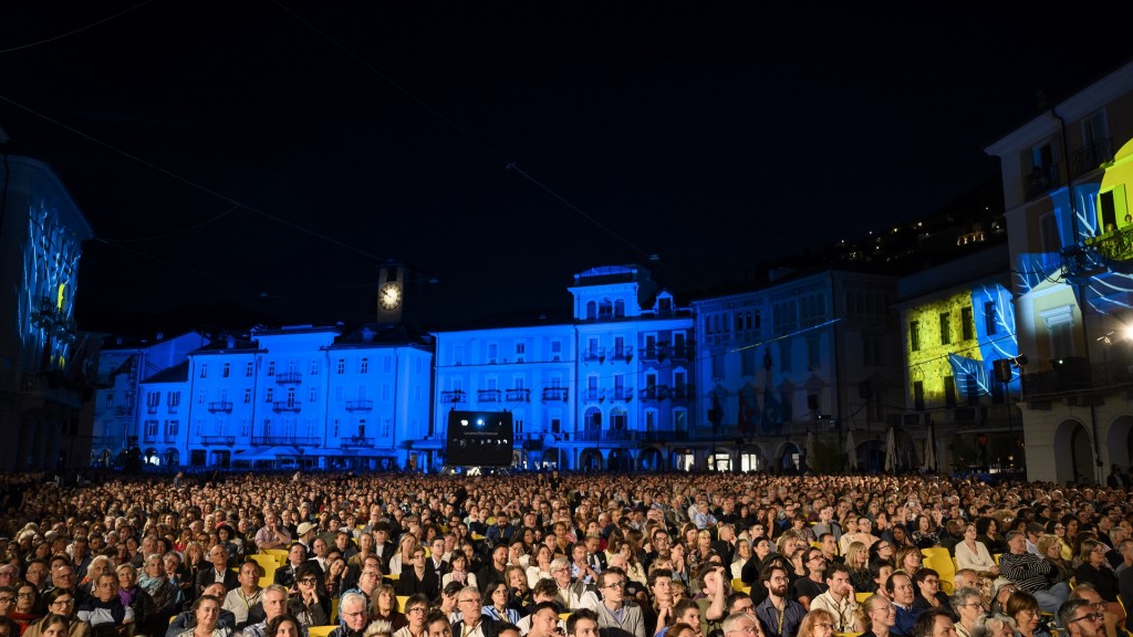 Besucher des Locarno Film Festival sehen gemeinsam den Film 