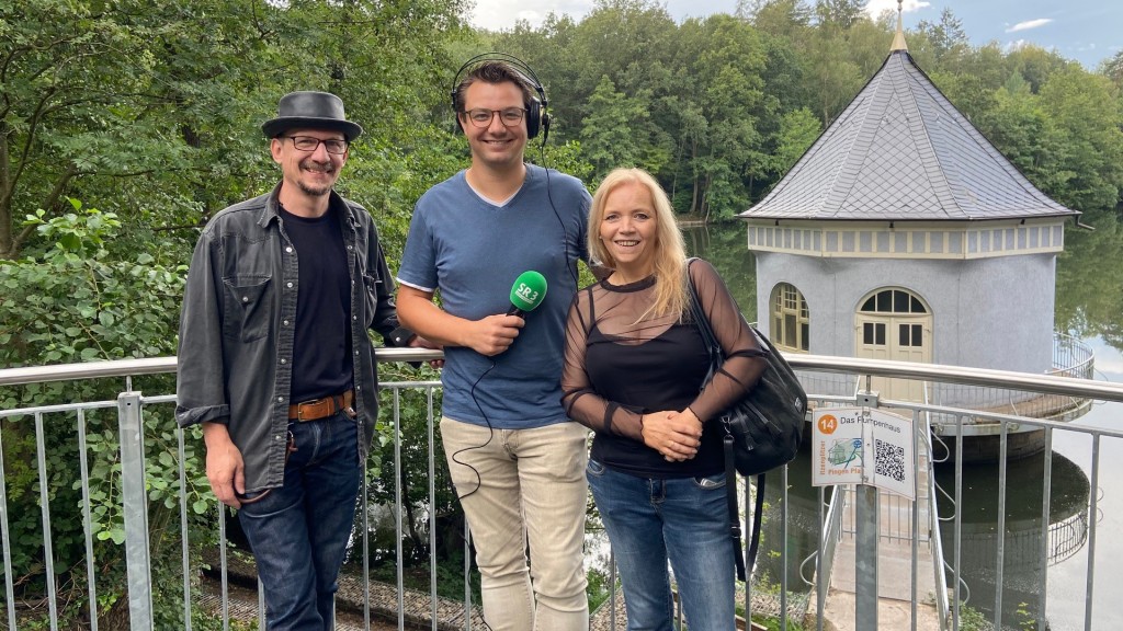 Patrick und Carmen Buchheit mit Oliver Buchholz am Pumpenhaus am Itzenplitzer Weiher