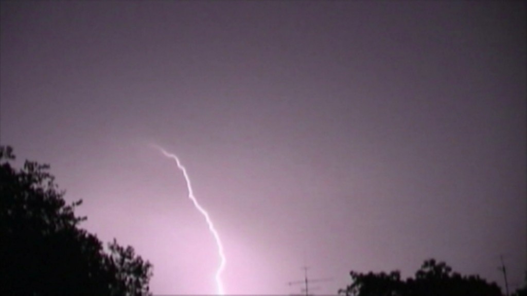 Ein Blitz an einem Himmel
