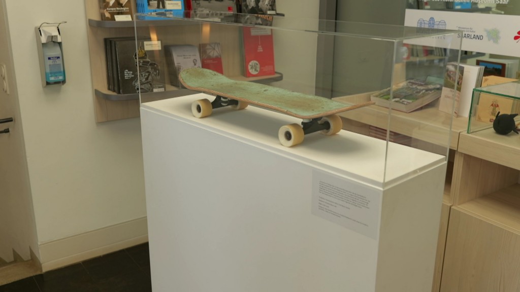 Foto: Ein Skateboard im Museum