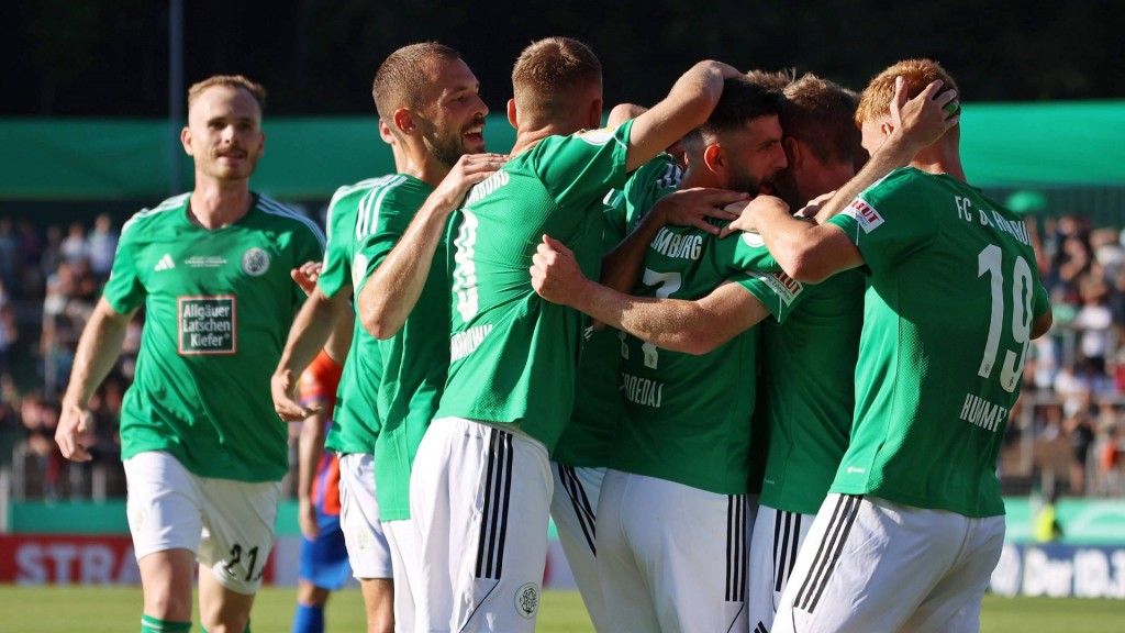 Foto: Die Spieler des FC 08 Homburg bejubeln das Tor zum 1:0 durch Torschütze Markus Mendler