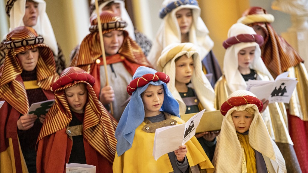 Foto: Sternsinger singen bei einem Empfang gemeinsam ein Lied