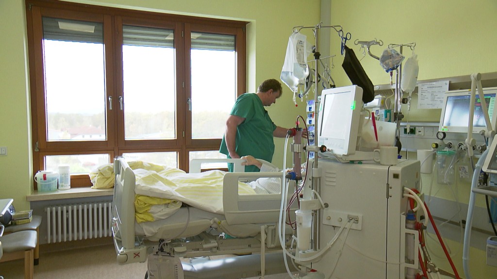 Foto: Krankenbett im Krankenhaus mit einem Krankenpfleger