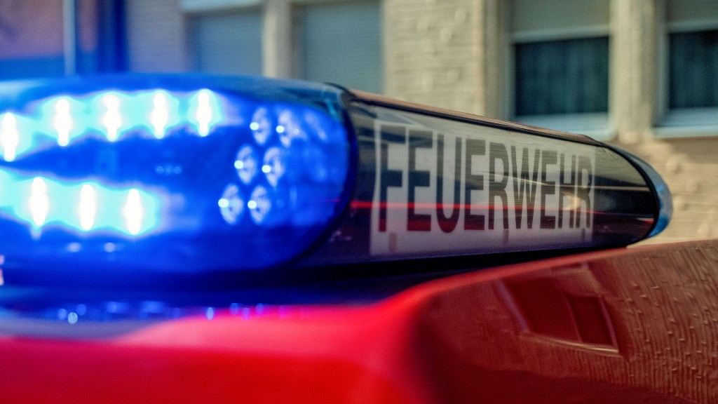 Foto: Auf dem Dach eines Feuerwehrautos blinkt das blaue Lichtsignal