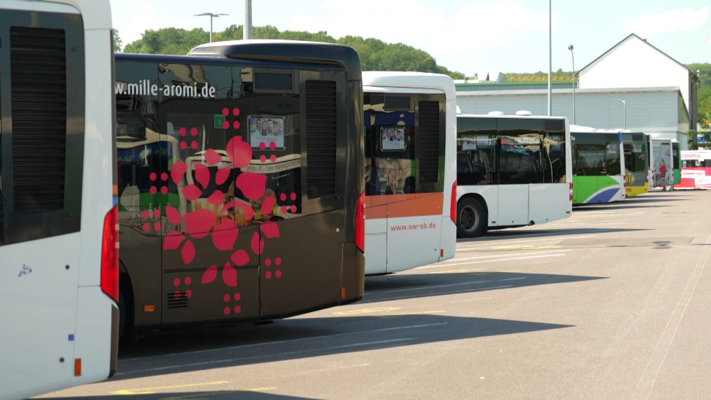 Mehrere hintereinander stehende Busse