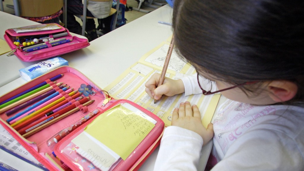 Schülerin in einer Montessori-Grundschule