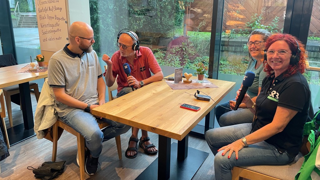 Susanne Wachs und Thomas Gerber im Café mit Kundin Claudia und Geschäftsbetreiber Thorsten Berberich