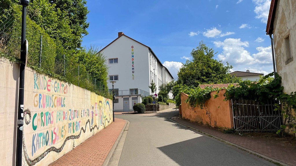 Blick auf die Grundschule in Lautzkirchen