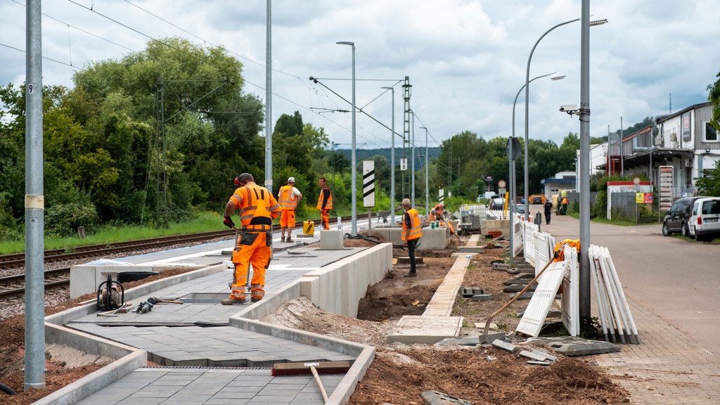 Baustelle von Sanierungsarbeiten am Bahnhof Bübingen