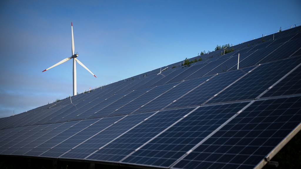 Foto: Eine Windkraftanlage steht hinter Photovoltaikanlagen 